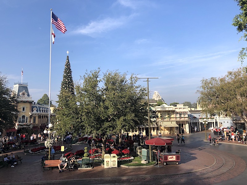 ディズニーランドのメインストリート、米国での休日のために装飾されたタウンスクエア