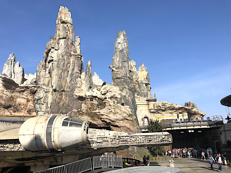Il Millennium Falcon nell'avamposto di Black Spire, Galaxy's Edge a Disneyland