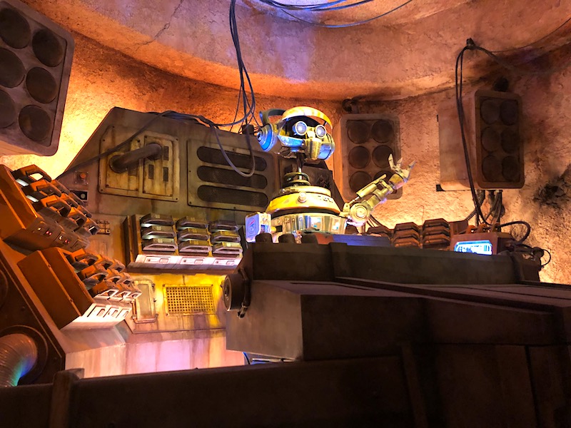 Il droid DJ, R-3X, presso la Cantina di Oga in Black Spire Outpost, Galaxy’s Edge a Disneyland