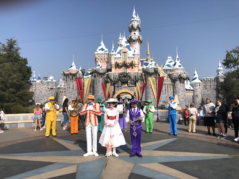 Una celebrazione musicale pop-up di Mary Poppins di fronte al Castello della Bella Addormentata