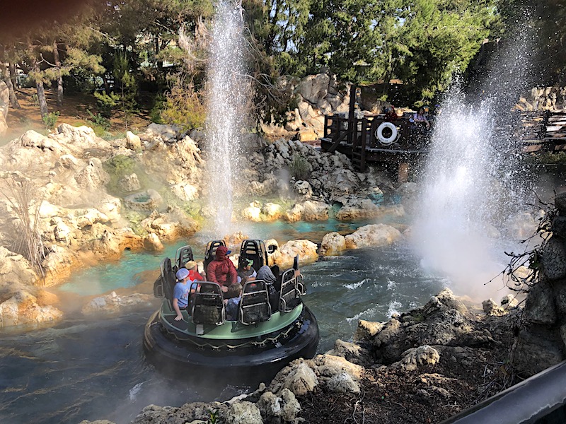 Un geyser ben posizionato sulle rapide di Grizzly River Run cavalca al Disney Adventure Park della Disney