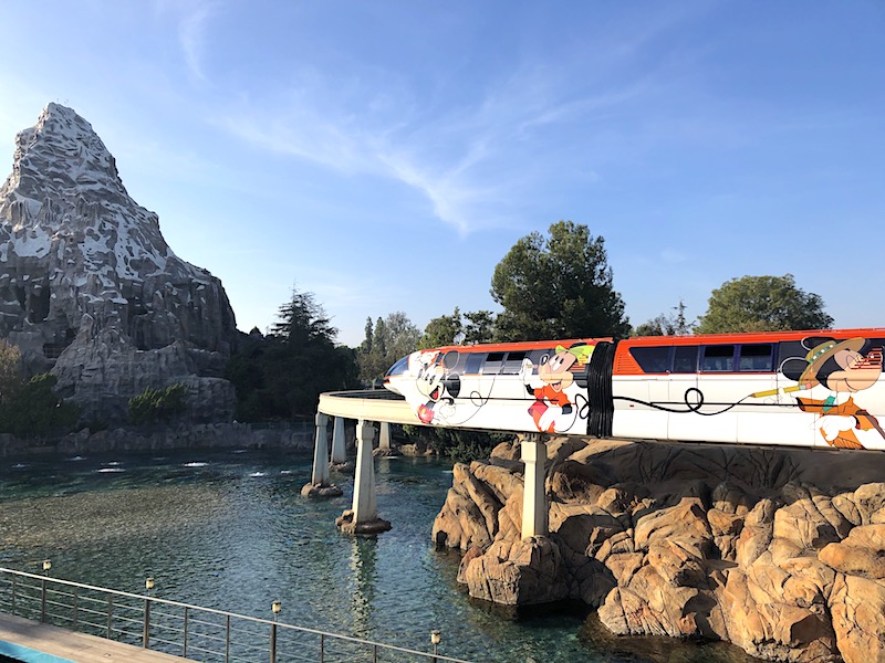 La monorotaia Disneyland di fronte all'attrazione Bobsleds del Cervino a Disneyland